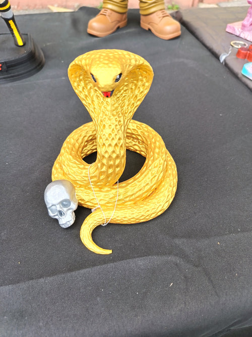 Figurine cobra doré enroulé avec crâne argenté imprimée en 3D 13 cm