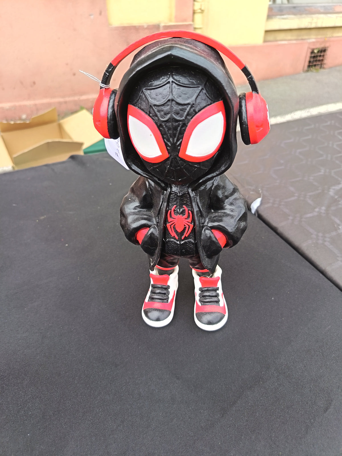 Figurine Spider-Man Miles Morales 3D 26 cm avec casque rouge