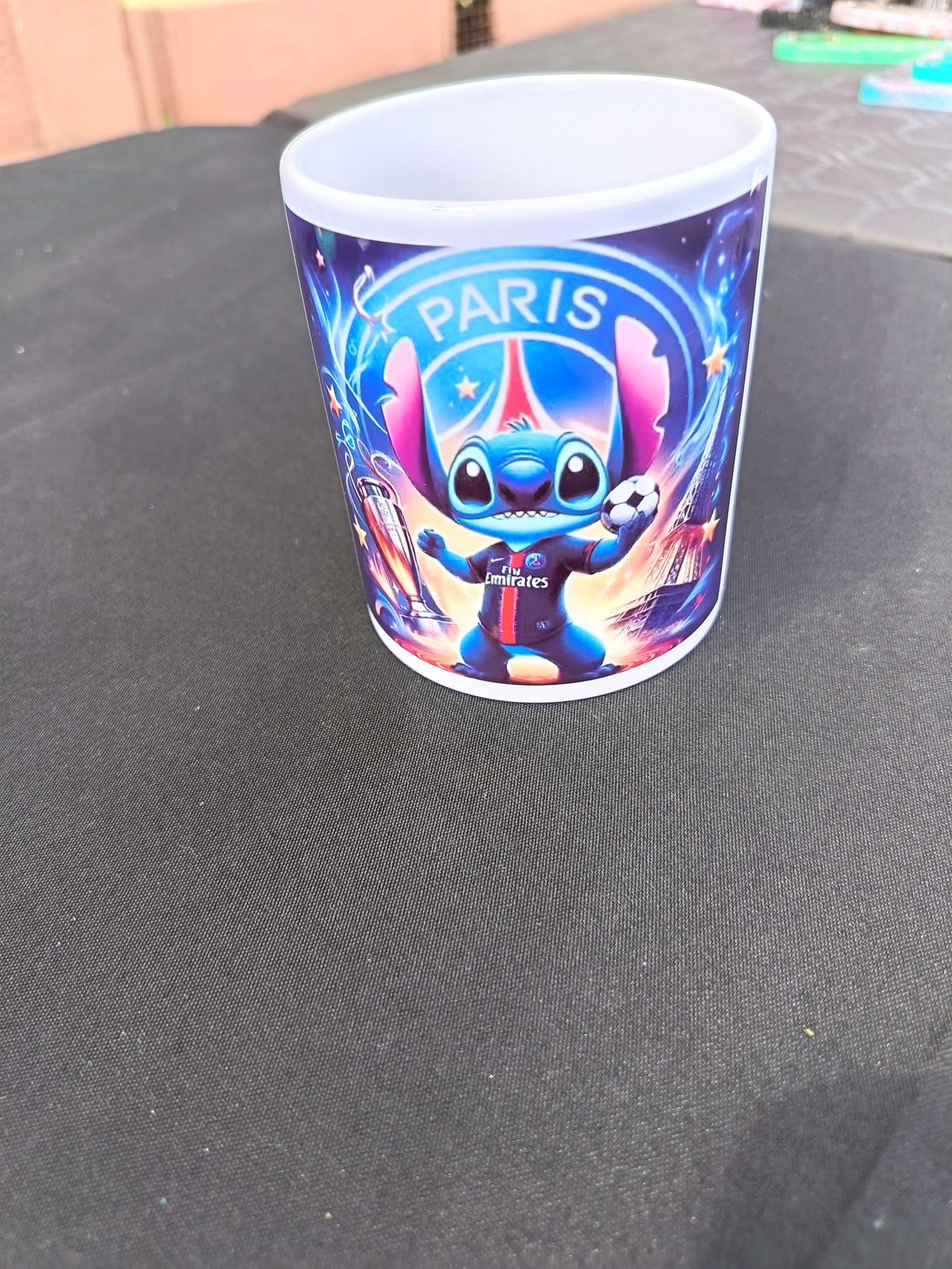 Tasse Stitch PSG - Stitch en maillot Paris Saint-Germain avec ballon et Tour Eiffel