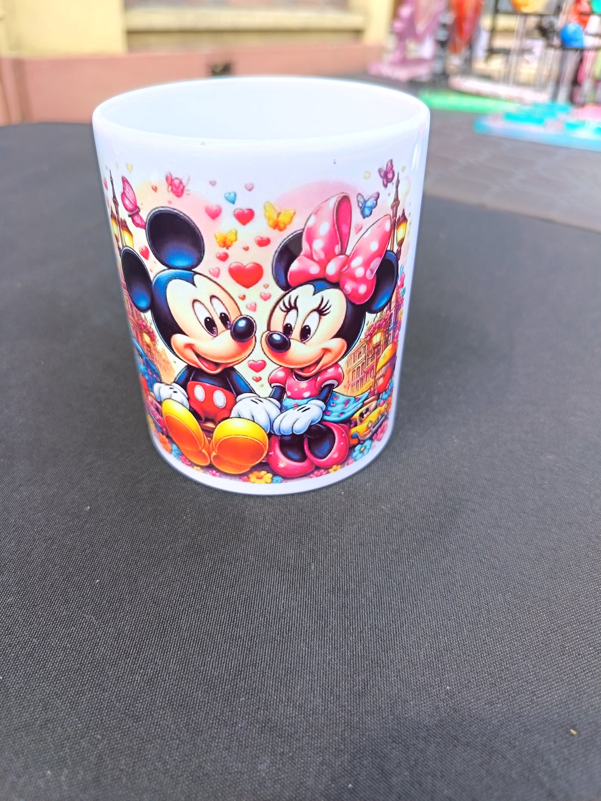 Tasse Mickey et Minnie - assis ensemble entourés de cœurs et papillons