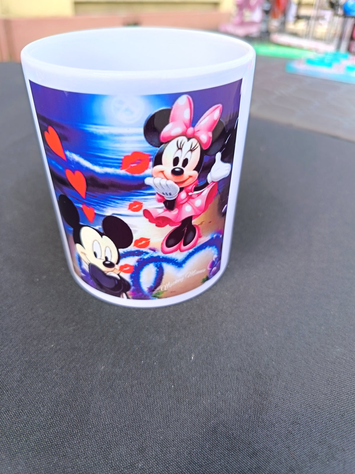 Tasse Minnie et Mickey - scène romantique au bord de la mer avec cœurs