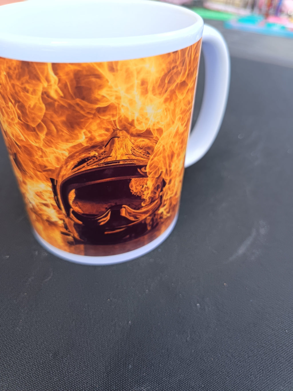 Tasse personnalisée pompier casque dans les flammes