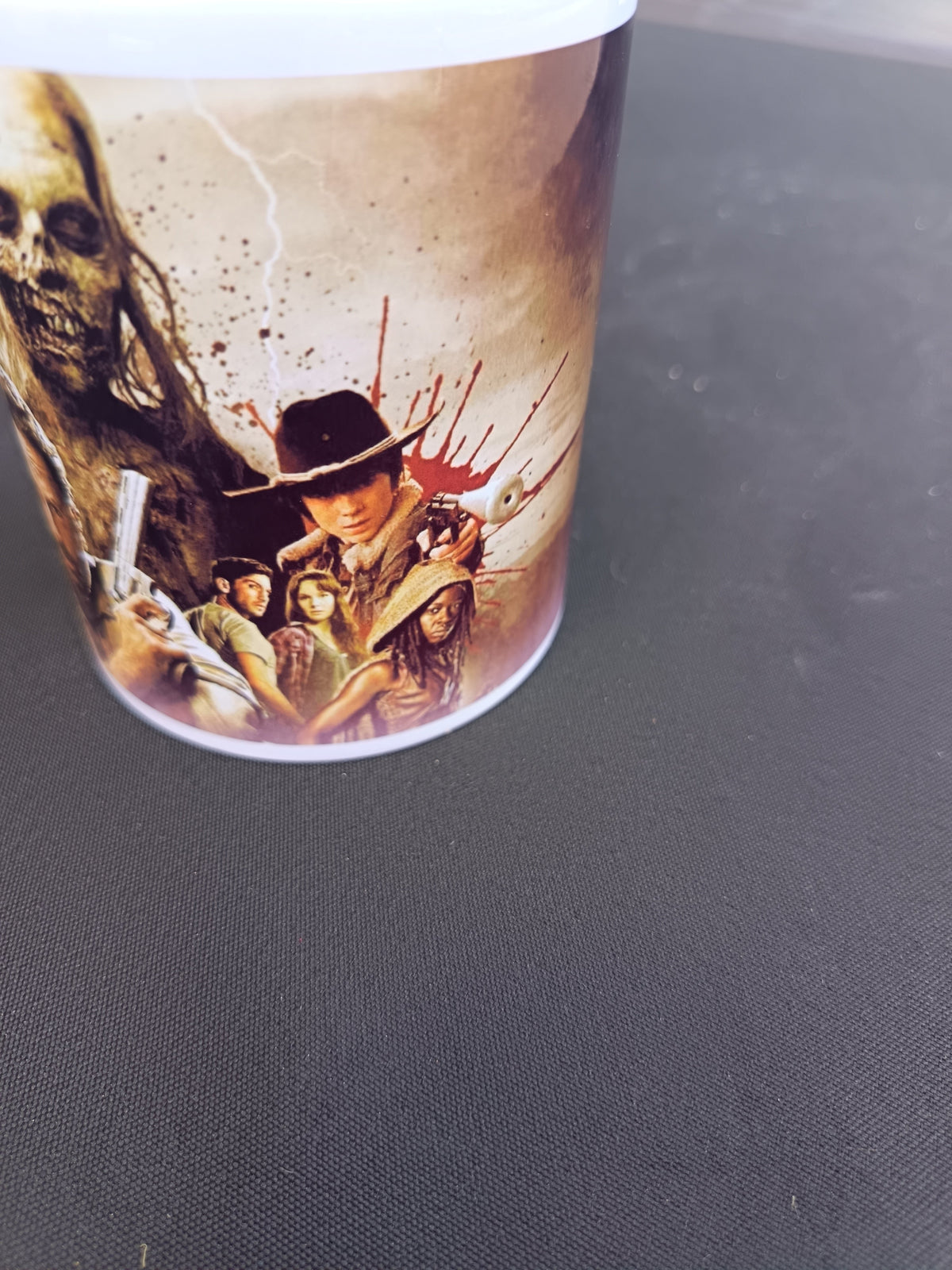 Tasse céramique The Walking Dead personnages et zombie fond apocalyptique