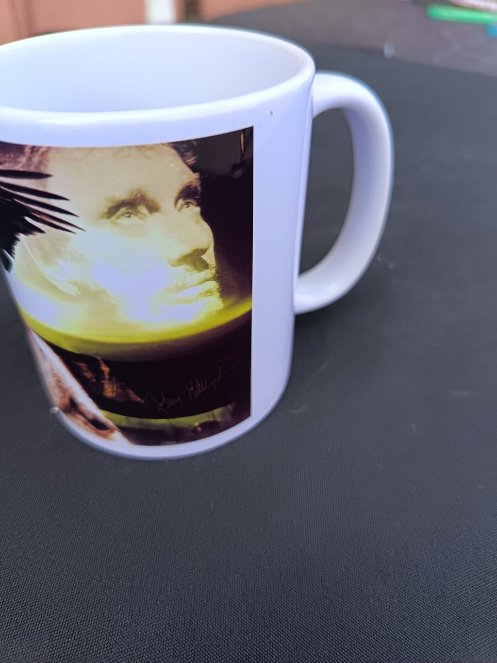 Tasse céramique Johnny Hallyday portrait regard intense fond lumineux