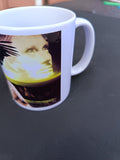 Tasse céramique Johnny Hallyday portrait regard intense fond lumineux