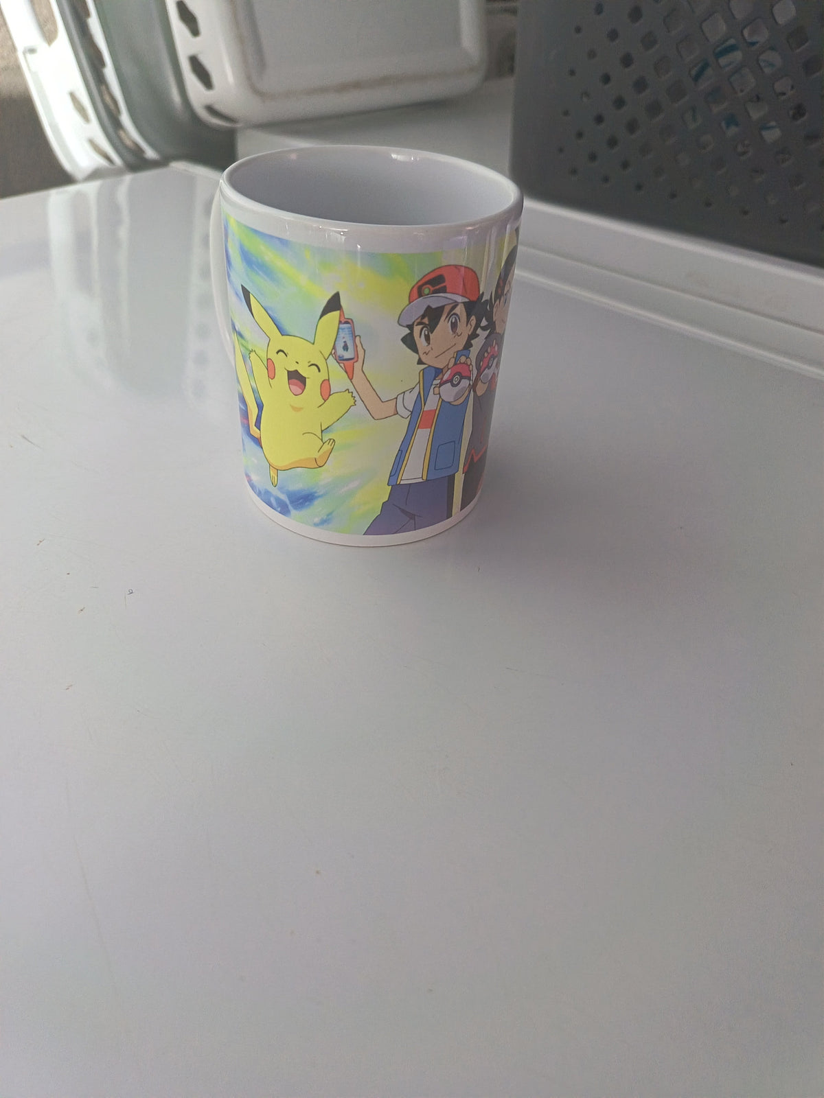 Tasse céramique Pokémon Sacha et Pikachu fond jaune lumineux