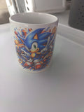 Tasse céramique Sonic the Hedgehog en action fond bleu orange coloré