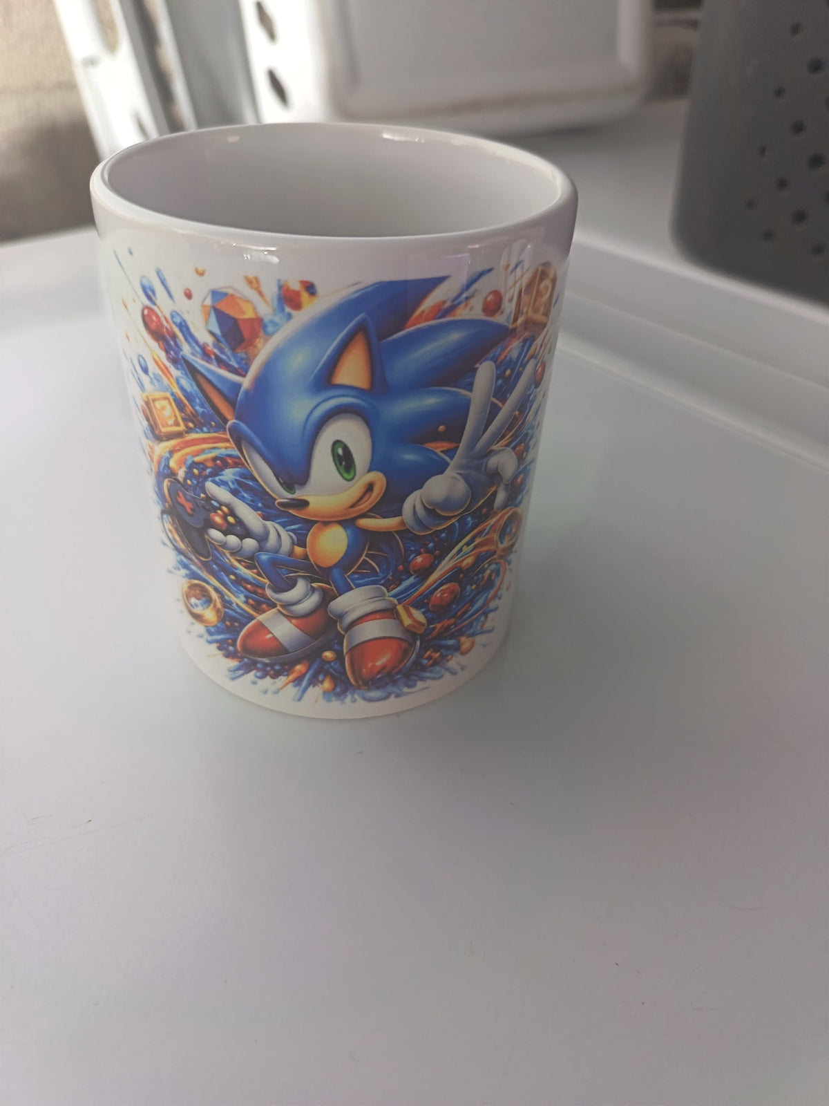 Tasse céramique Sonic the Hedgehog en action fond bleu orange coloré