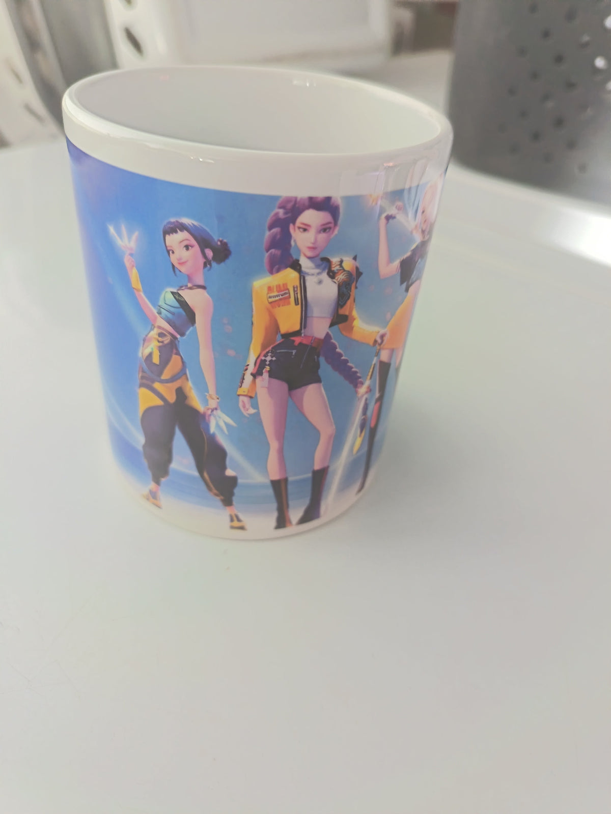 Tasse céramique K-pop impression photo personnages colorés fond bleu