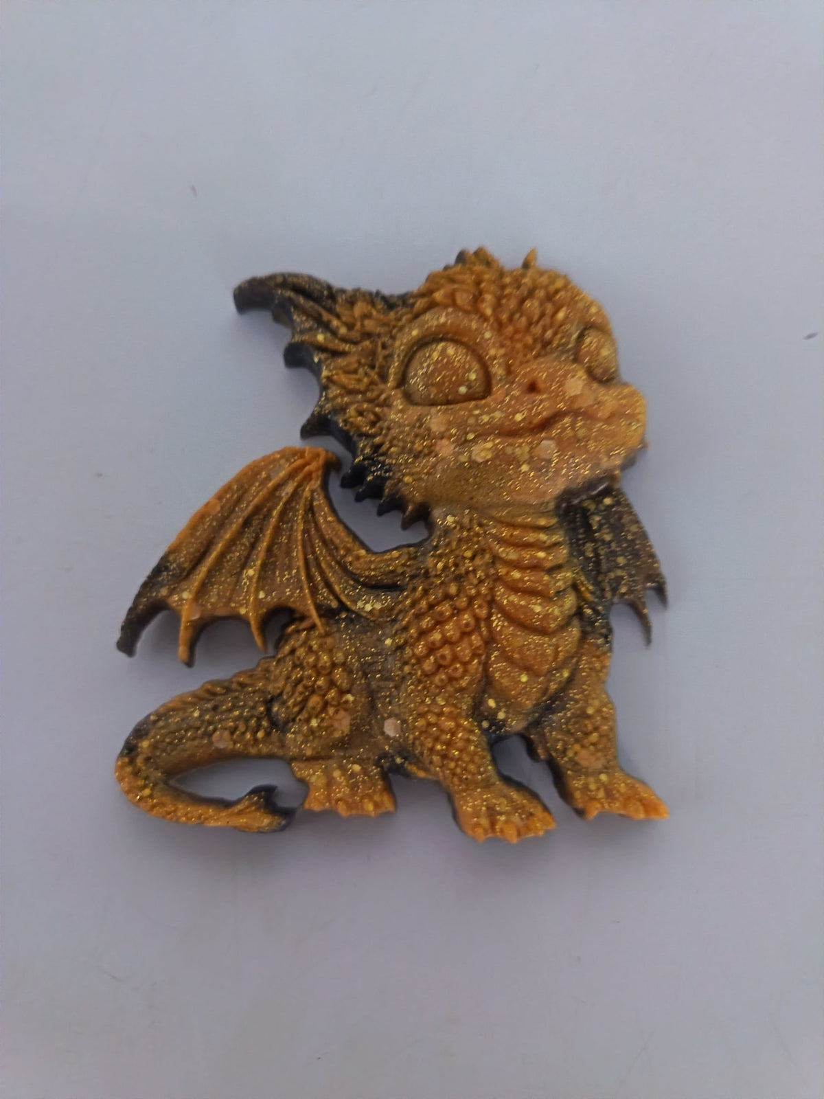 Figurine bébé dragon en résine époxy dorée avec ailes et écailles détaillées