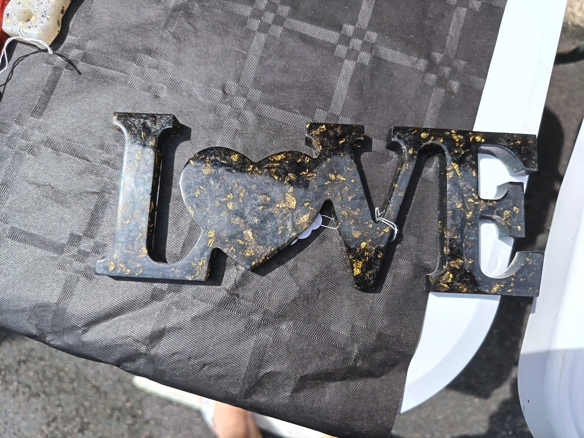 Décoration LOVE en résine époxy noire marbrée avec feuilles d'or