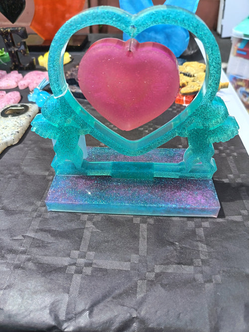 Coeur avec ange en résine époxy turquoise et rose avec base irisée