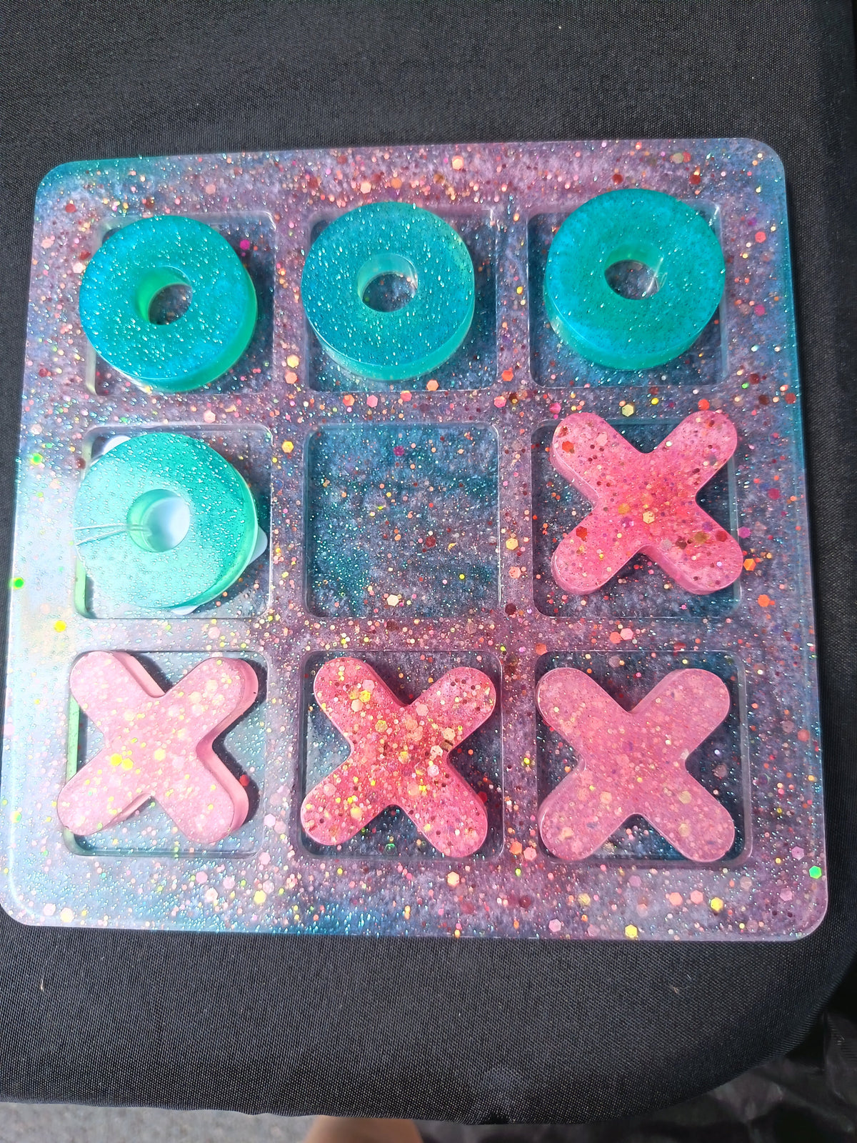 Jeu de morpion en résine époxy galaxy avec pions turquoise et rose pailletés