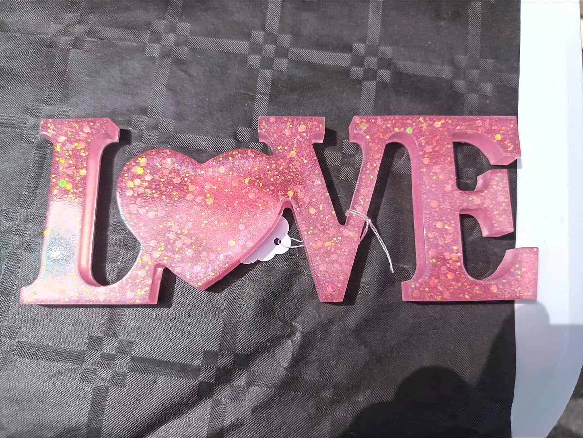 Décoration LOVE en résine époxy rose pailletée avec cœur