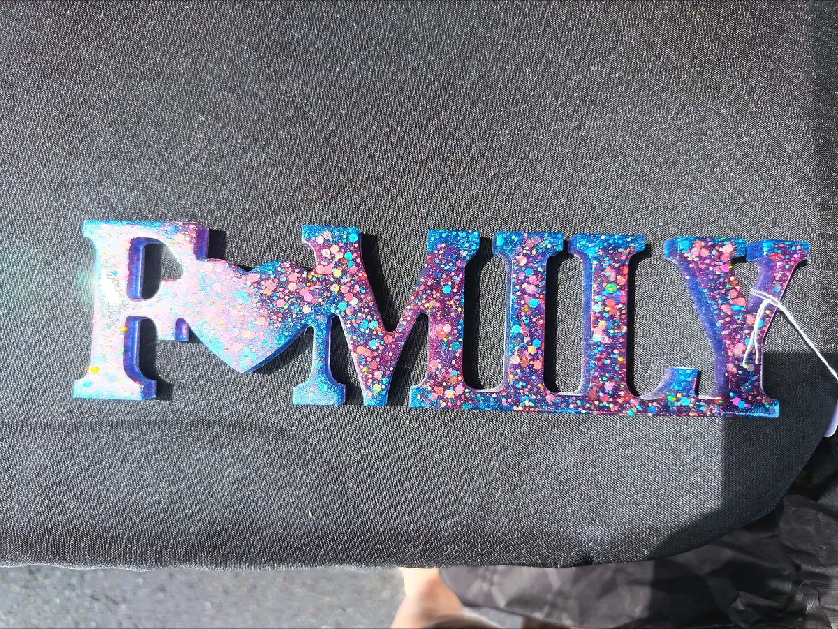 Décoration FAMILY en résine époxy galaxy bleu violet rose avec paillettes multicolores