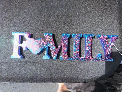 Décoration FAMILY en résine époxy galaxy bleu violet rose avec paillettes multicolores