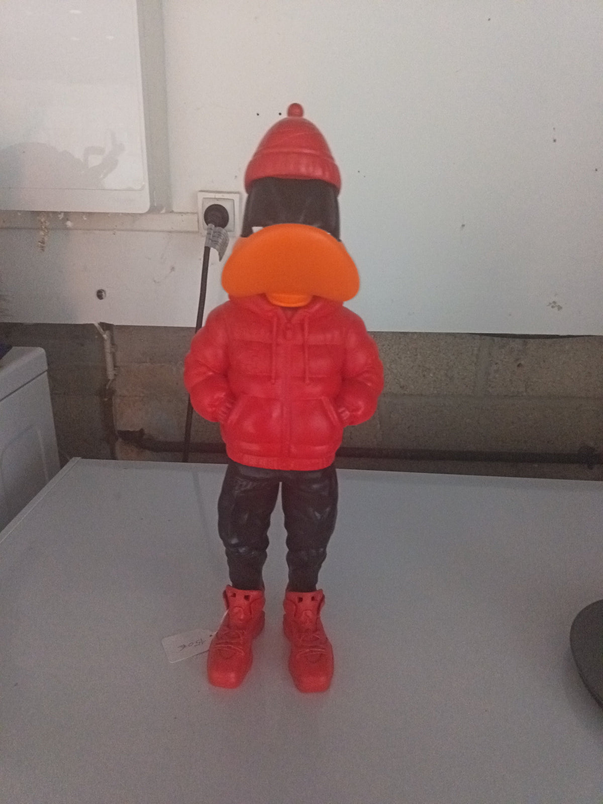 Figurine canard streetwear 3D 43 cm doudoune rouge bonnet