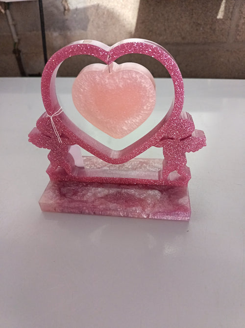 Coeur avec anges en résine époxy rose pailletée avec socle marbré