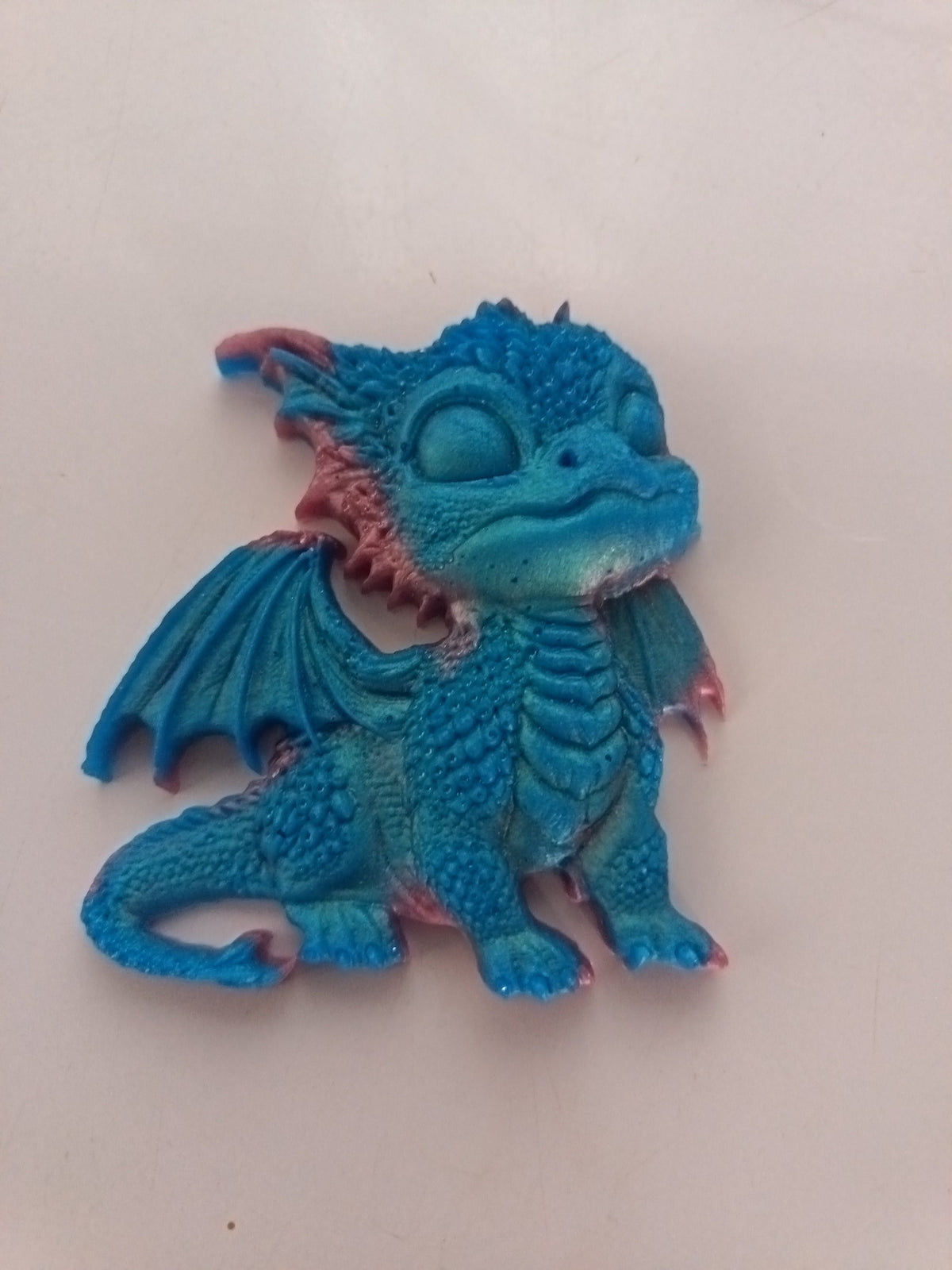 Figurine bébé dragon en résine époxy bleu turquoise avec accents rose-mauve