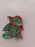 Figurine bébé dragon en résine époxy vert émeraude et rouge vif avec reflets dorés