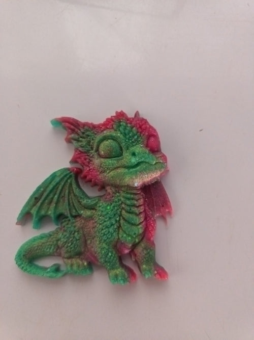 Figurine bébé dragon en résine époxy vert émeraude et rouge vif avec reflets dorés