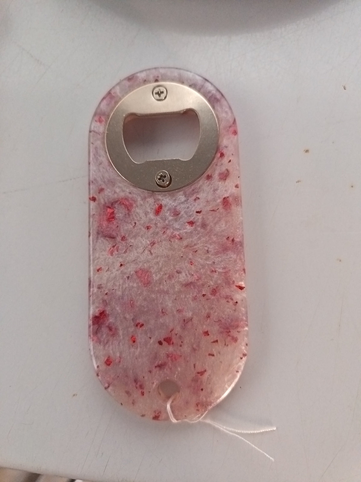 Ouvre-bière en résine époxy marbré rose et blanc avec ouvreur inox