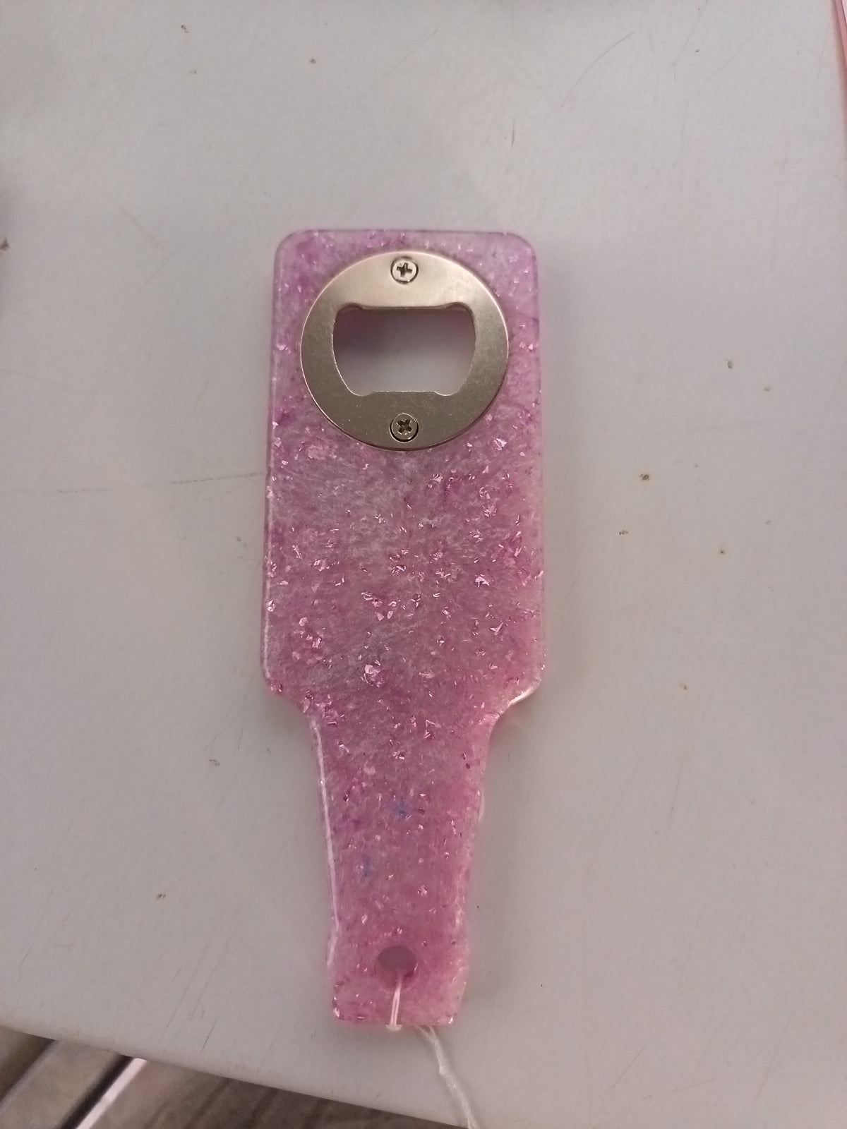 Ouvre-bière en résine époxy lilas rose pailleté forme spatule avec ouvreur inox