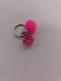 Porte-clé patte de chien sculptée en résine rose fuchsia avec pompon fourrure rose fuchsia