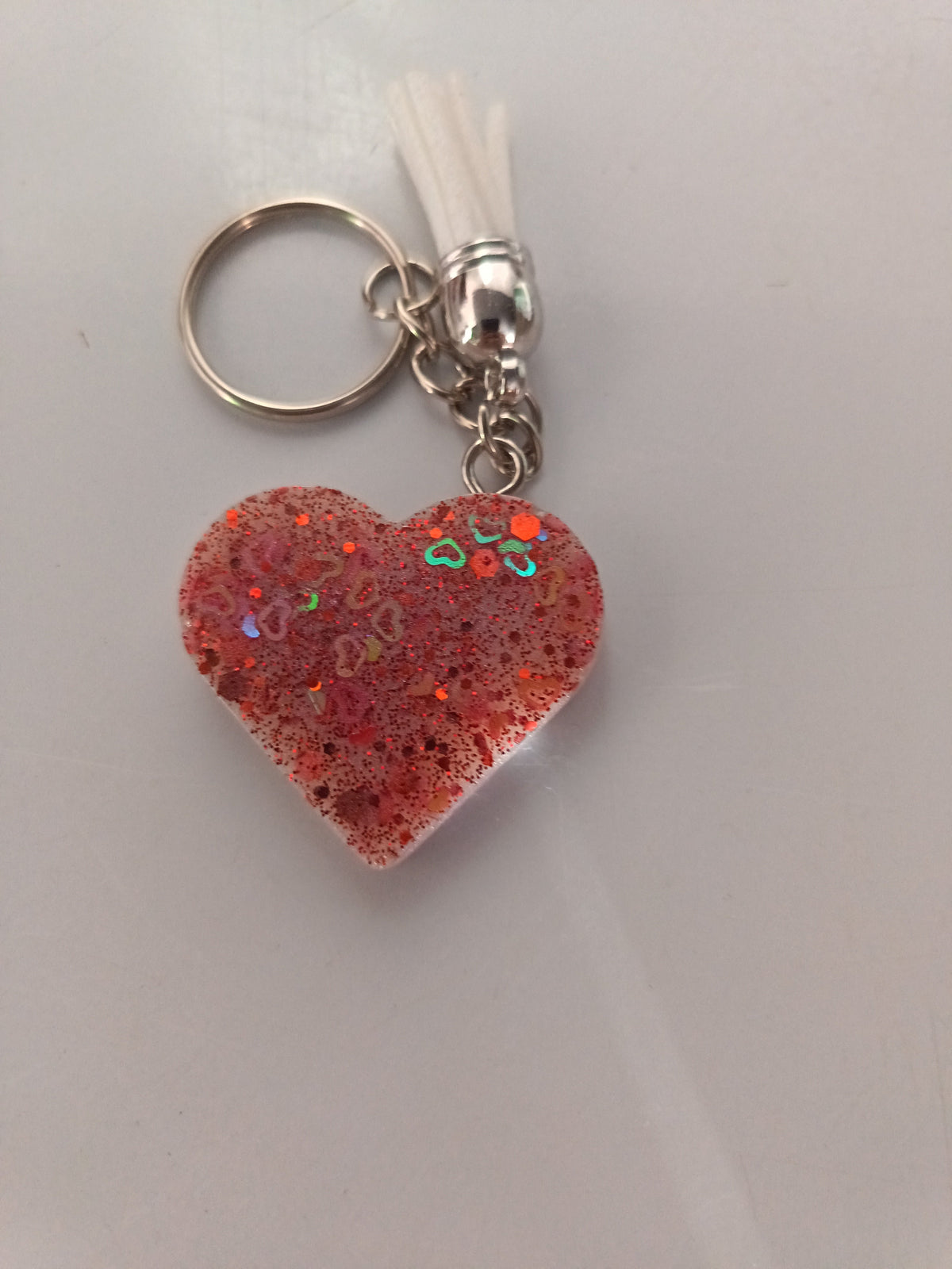 Porte-clé cœur en résine rouge pailleté avec pompon suédine blanc