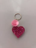 Porte-clé cœur en résine rose fuchsia pailleté avec pompon fourrure rose tendre