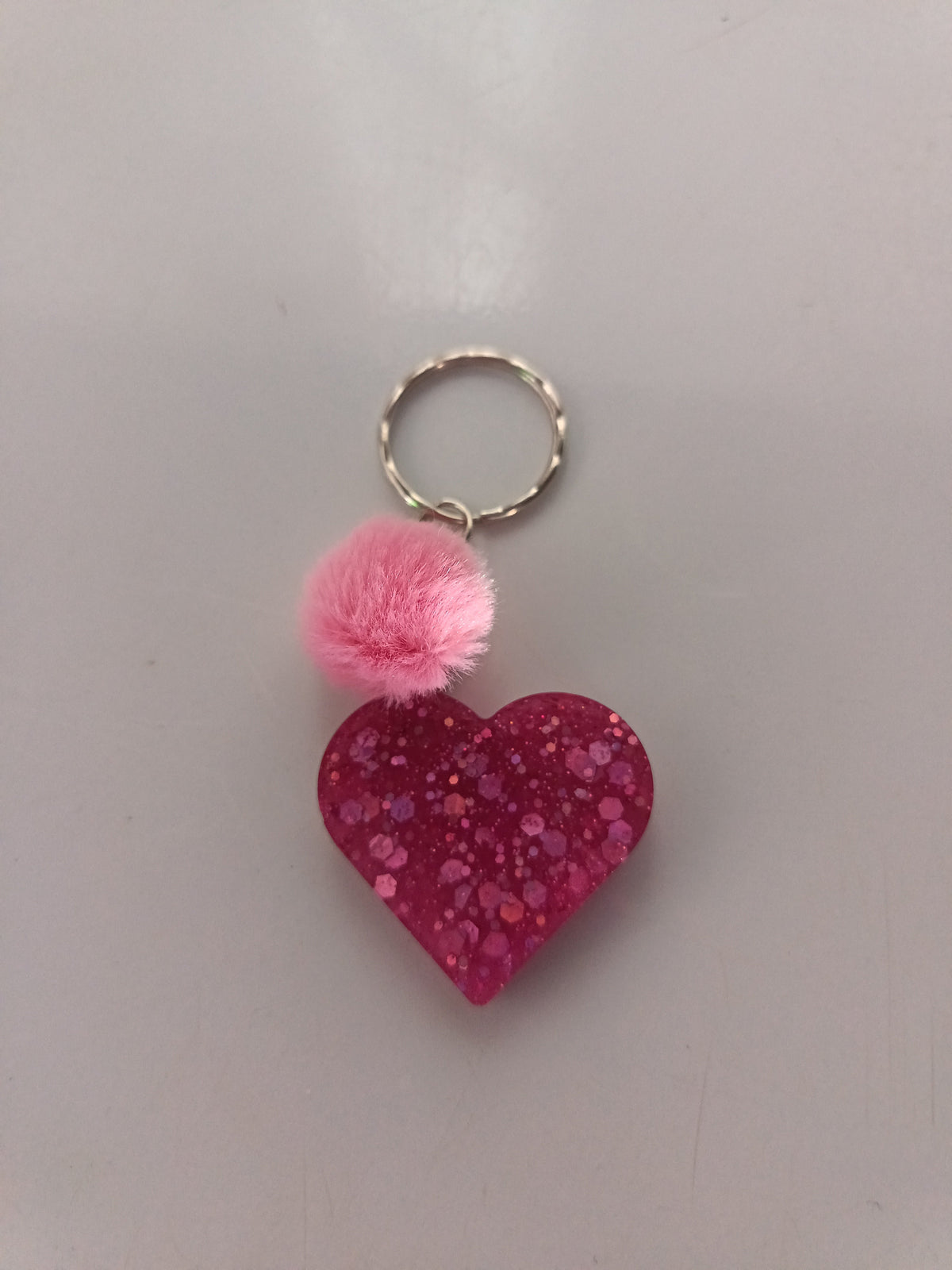 Porte-clé cœur en résine rose fuchsia pailleté avec pompon fourrure rose tendre