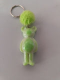 Porte-clé ourson sculpté en résine vert menthe marbré avec pompon boule de fourrure vert anis