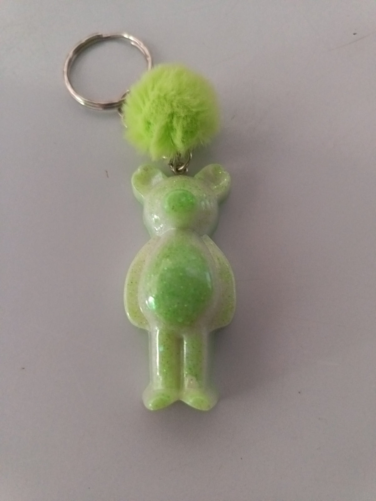 Porte-clé ourson sculpté en résine vert menthe marbré avec pompon boule de fourrure vert anis