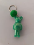 Porte-clé ourson sculpté en résine vert jade marbré nacré avec pompon boule de fourrure vert émeraude