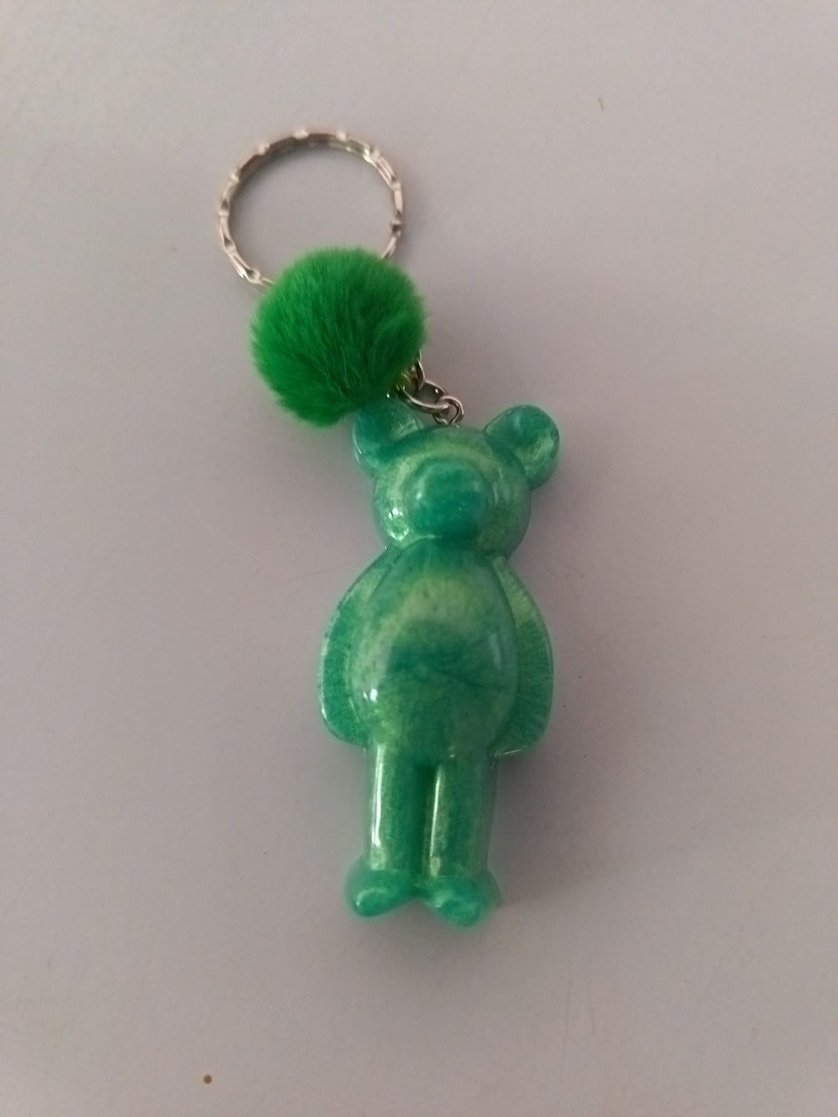 Porte-clé ourson sculpté en résine vert jade marbré nacré avec pompon boule de fourrure vert émeraude