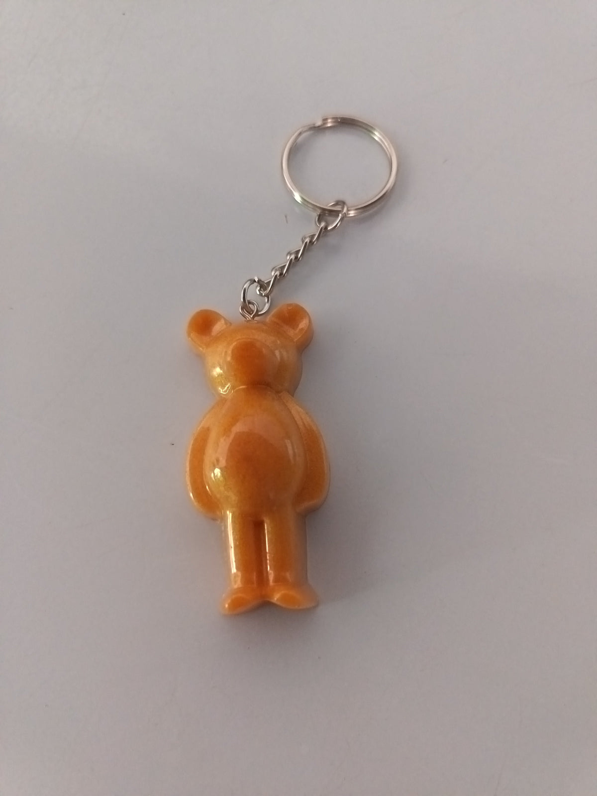 Porte-clé ourson sculpté en résine caramel doré brillant avec chaînette argentée