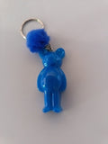 Porte-clé ourson sculpté en résine bleu électrique translucide avec pompon boule de fourrure bleu roi