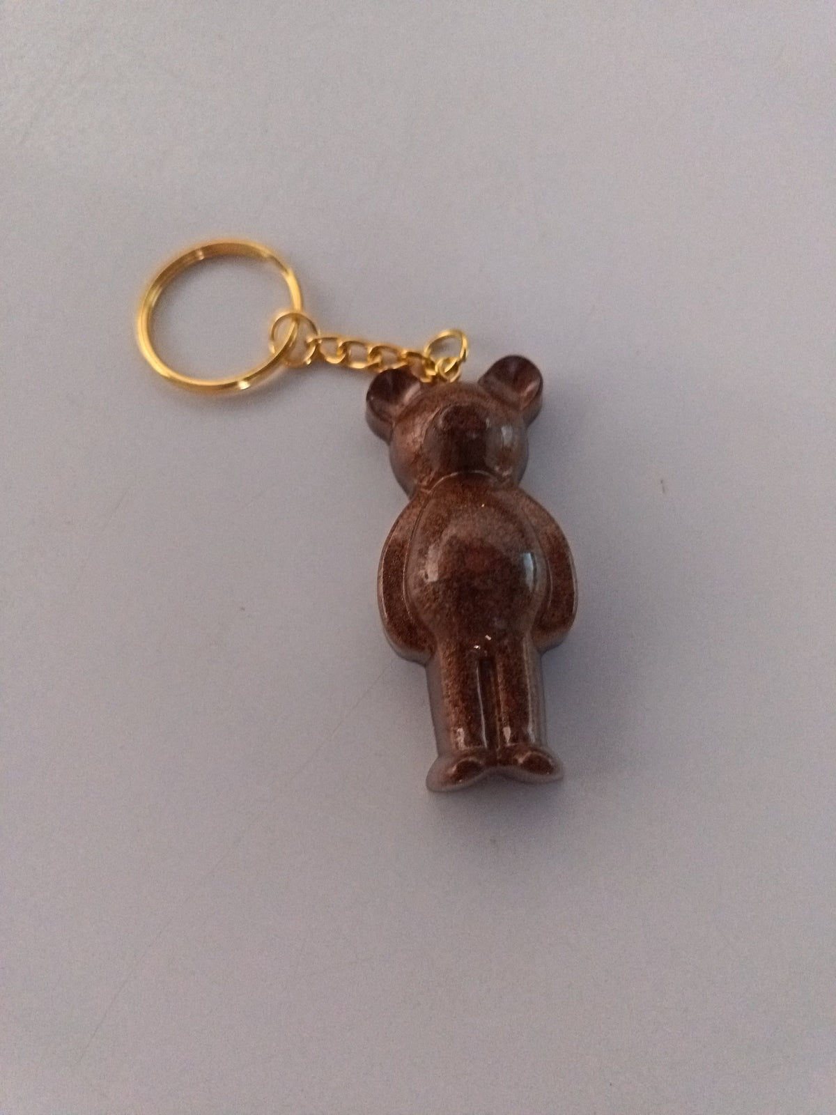 Porte-clé ourson sculpté en résine brun chocolat marbré avec chaînette et anneau dorés