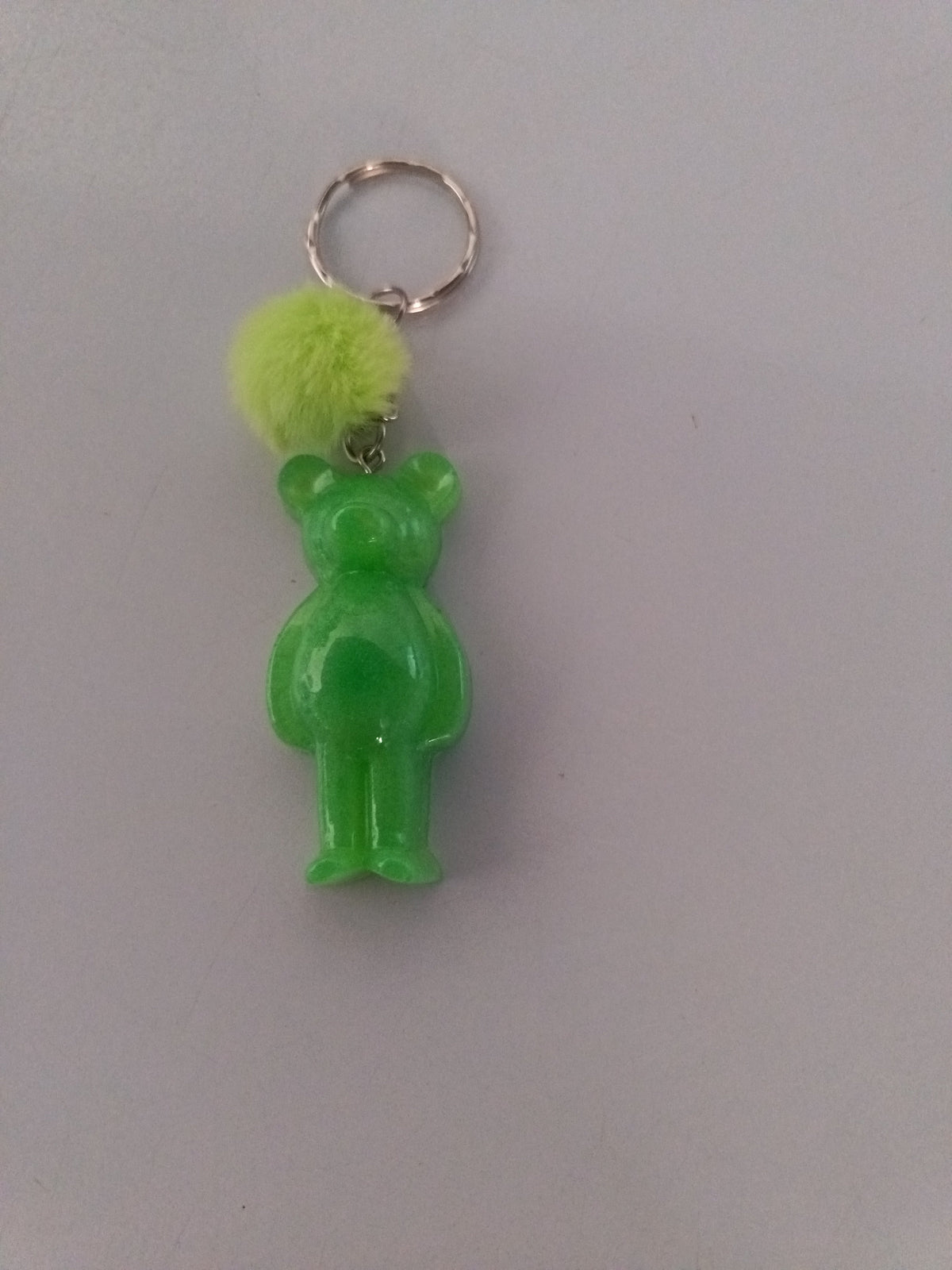 Porte-clé ourson sculpté en résine vert fluo translucide avec pompon boule de fourrure vert anis