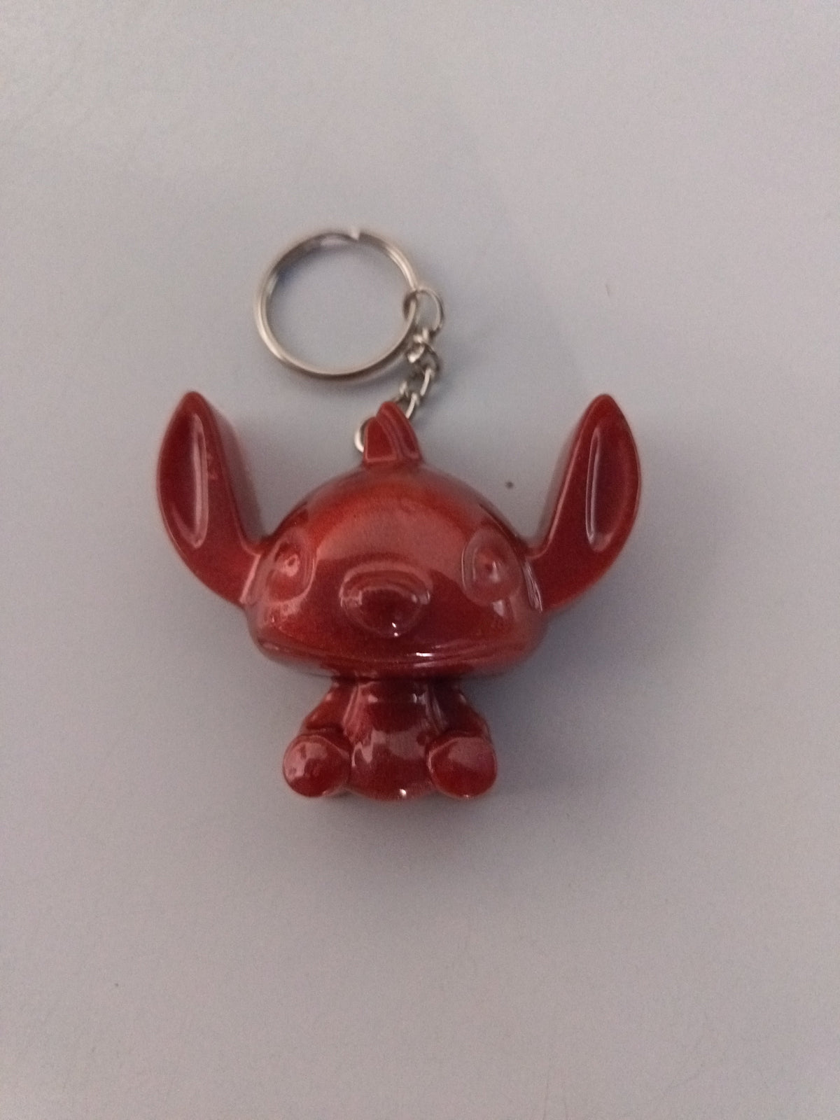 Porte-clé Stitch Angel sculpté en résine rouge bordeaux brillant avec chaînette argentée