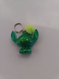 Porte-clé Stitch sculpté en résine vert émeraude translucide à grosses paillettes avec pompon boule vert anis