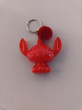 Porte-clé Stitch sculpté en résine rouge vif brillant avec pompon boule de fourrure rouge et anneau argenté dentelé