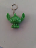 Porte-clé Stitch sculpté en résine vert pomme translucide à micro-paillettes vertes avec chaînette argentée