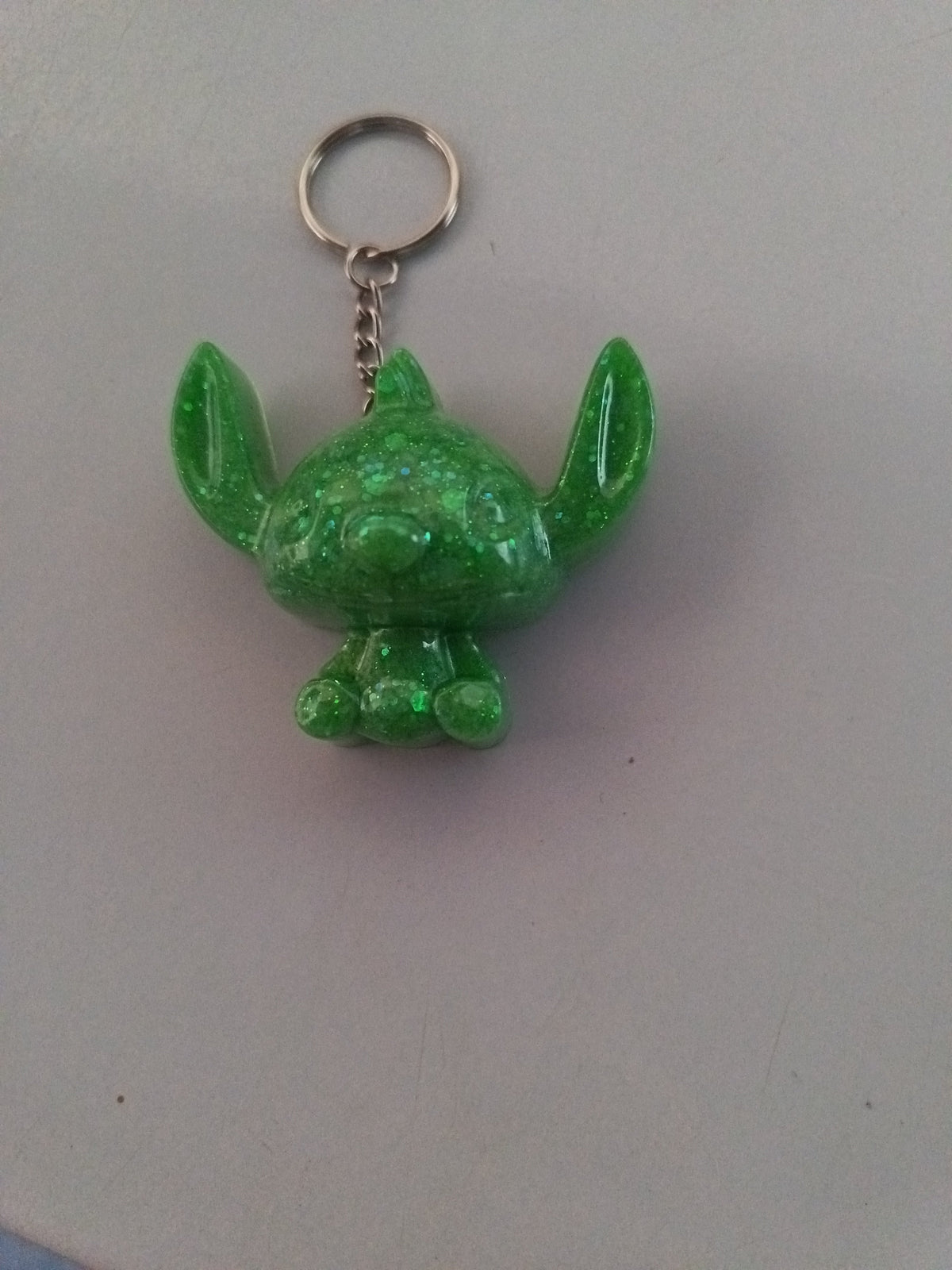 Porte-clé Stitch sculpté en résine vert pomme translucide à micro-paillettes vertes avec chaînette argentée