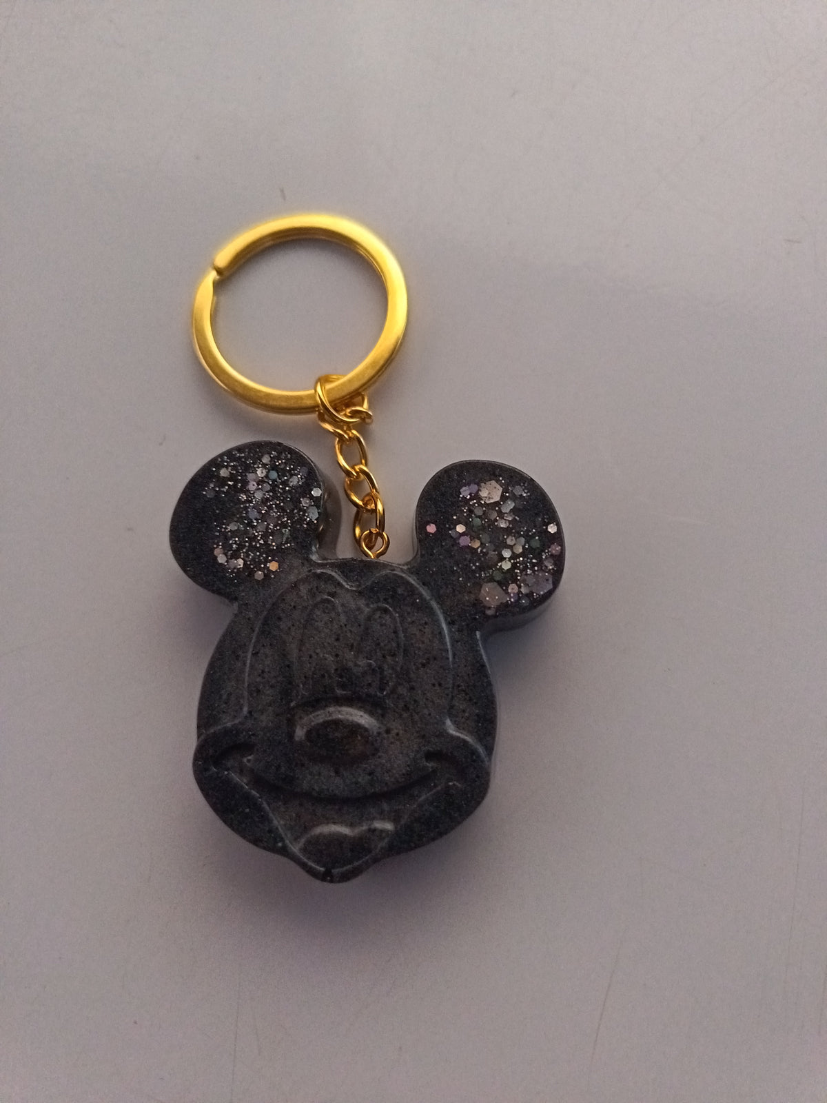Porte-clé Mickey en résine noire marbrée à grosses paillettes argentées avec anneau doré