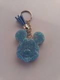 Porte-clé tête de Mickey sculptée en résine bleu ciel ultra-pailleté avec pompon suédine bleu