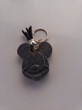 Porte-clé tête de Mickey sculptée en résine gris anthracite marbré avec pompon suédine noir et chaînette argentée