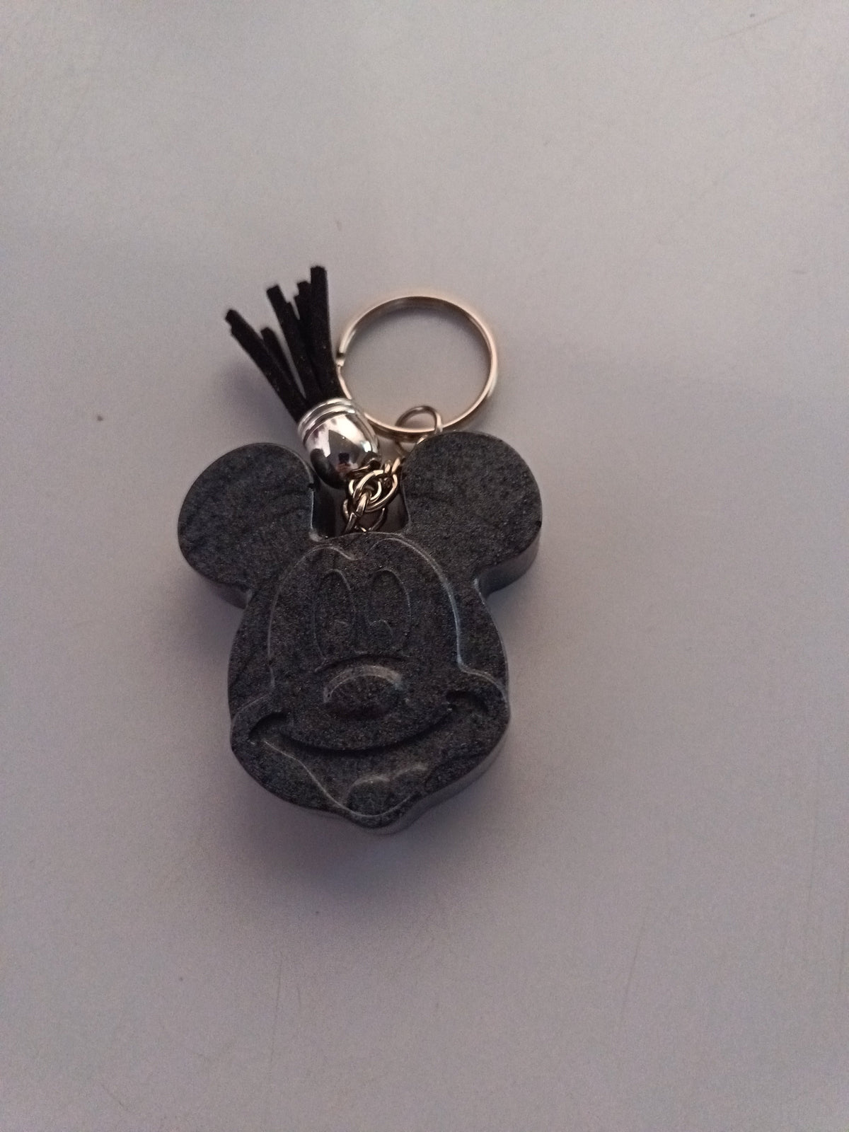 Porte-clé tête de Mickey sculptée en résine gris anthracite marbré avec pompon suédine noir et chaînette argentée