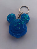 Porte-clé tête de Mickey sculptée en résine bleu électrique translucide à grosses paillettes turquoise holographiques