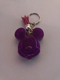 Porte-clé Mickey en résine violet prune opaque avec visage sculpté détaillé et pompon suédine bordeaux